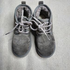Uggs Neumel 11 Chukka Kids gray boots Sz 1